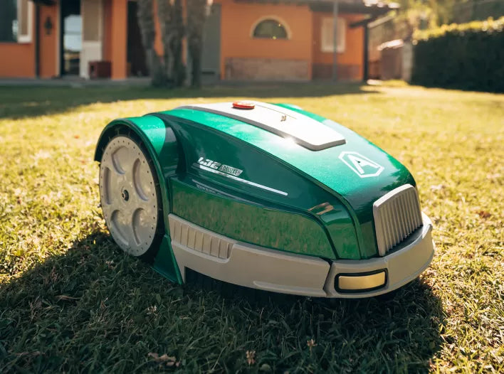 Ambrogio L32 Deluxe bis 800 m² - Steigung: 45% | inkl. 100 Meter Kabel + 100 Nägel