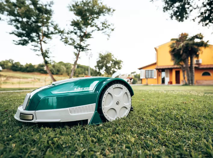 Ambrogio L32 Deluxe bis 800 m² - Steigung: 45% | inkl. 100 Meter Kabel + 100 Nägel