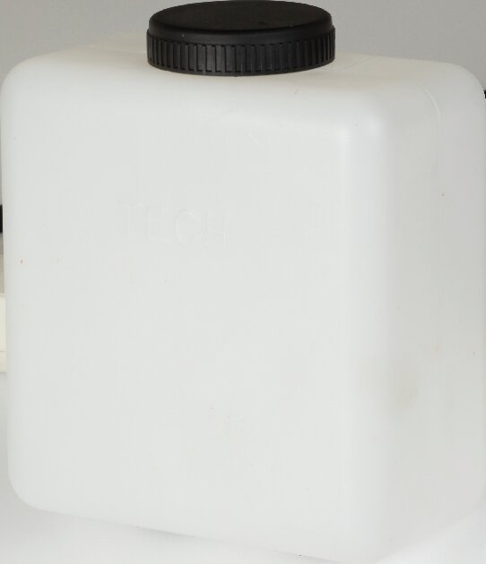Scheibenwaschbehälter anstelle von CNH 47837340 – Ohne Scheibenwaschpumpen GartenShop24 - Hochwertige Gartengeräte